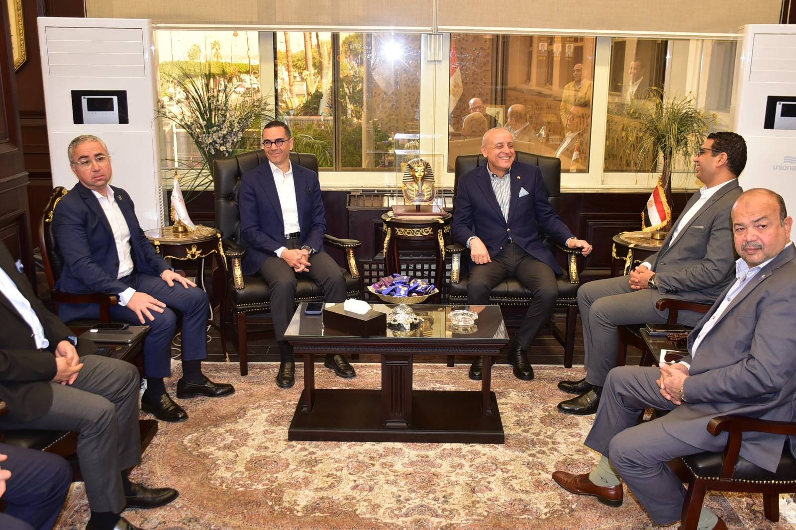 لقاء المحافظ والوزير لبحث الفرص المستقبلية السياحية والزراعية والصناعية