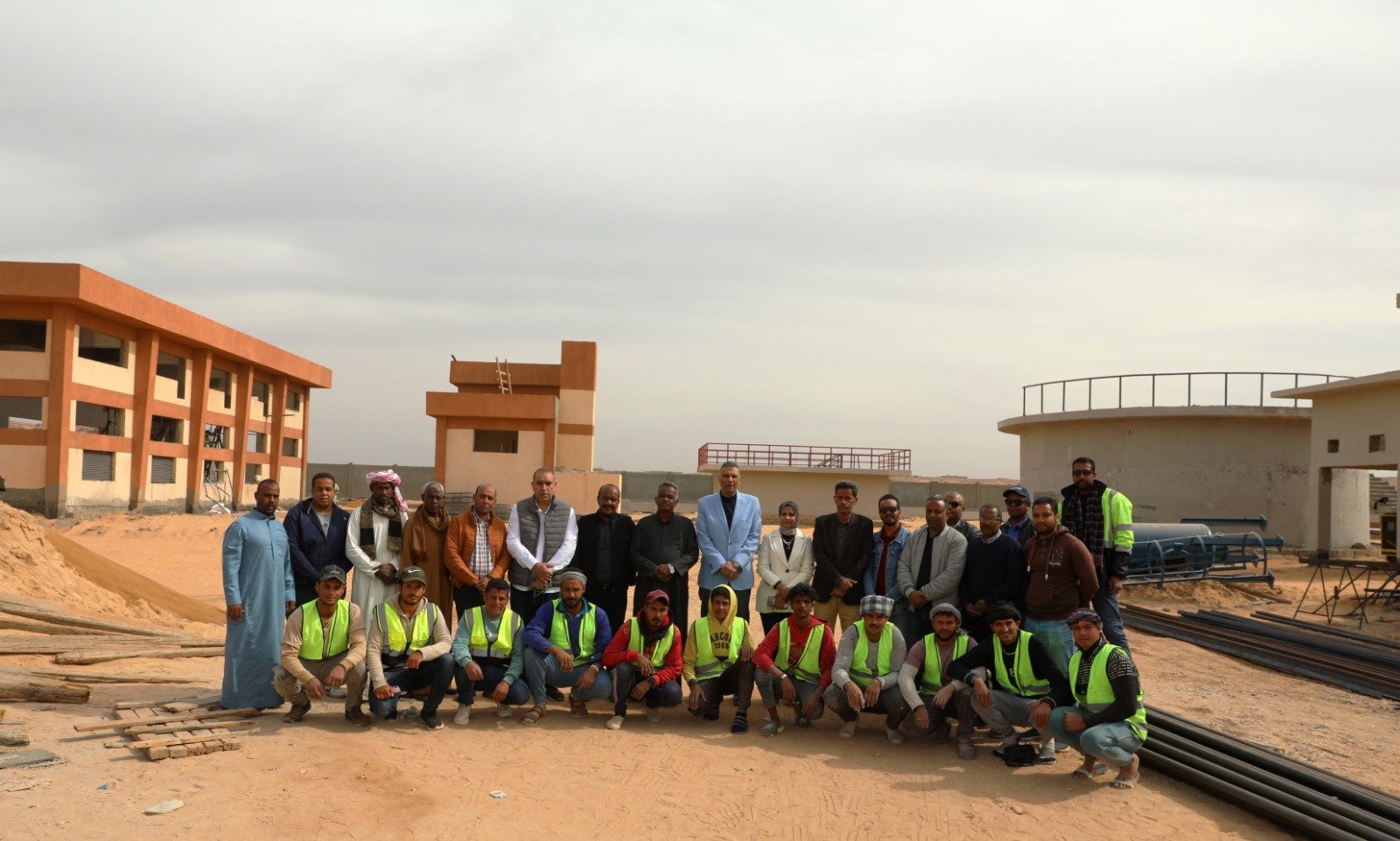 محافظ أسوان مع منفذى المشروعات