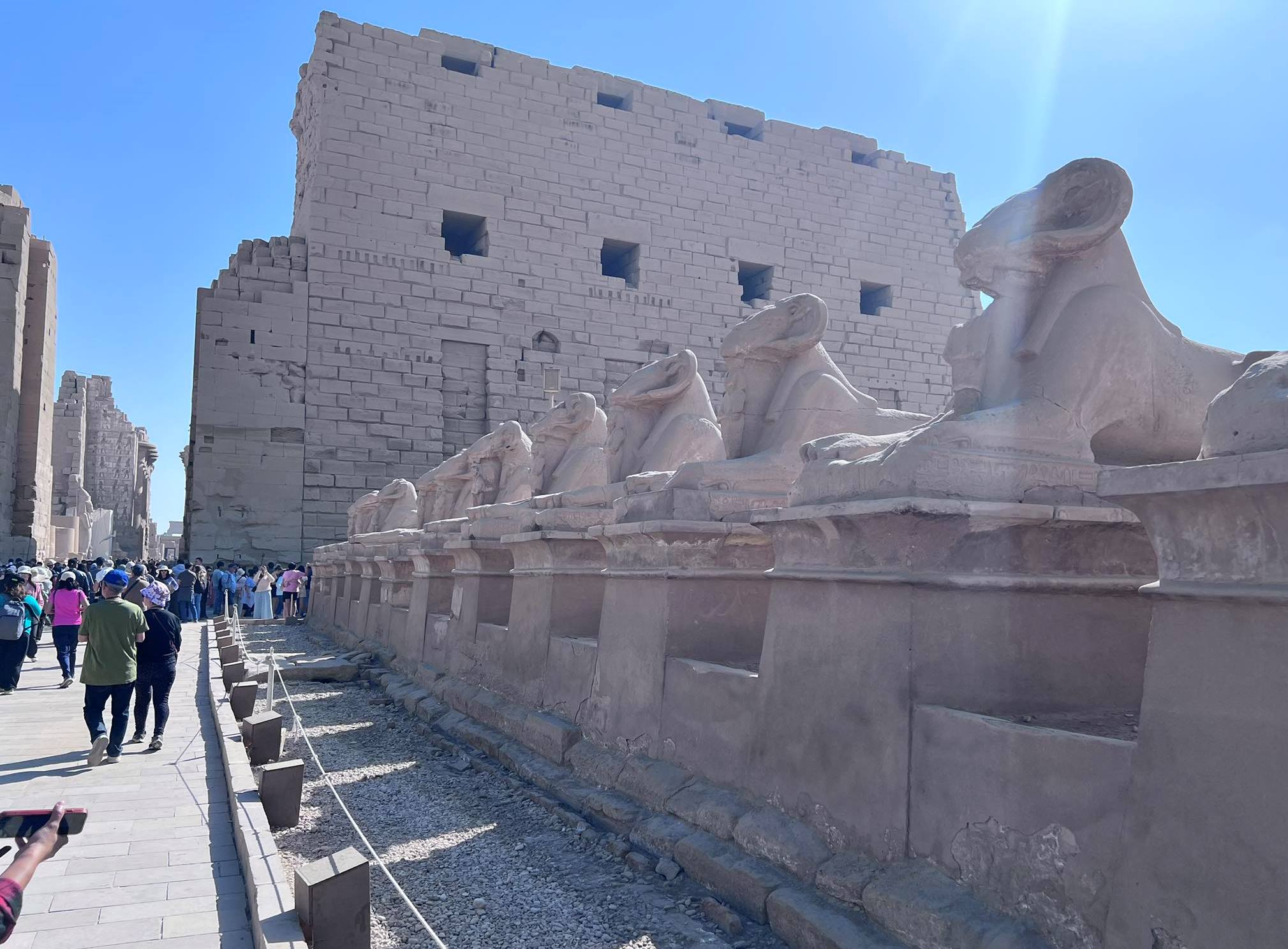 اقبال سياح العالم فى معابد الكرنك اقبال سياح العالم فى معابد الكرنك