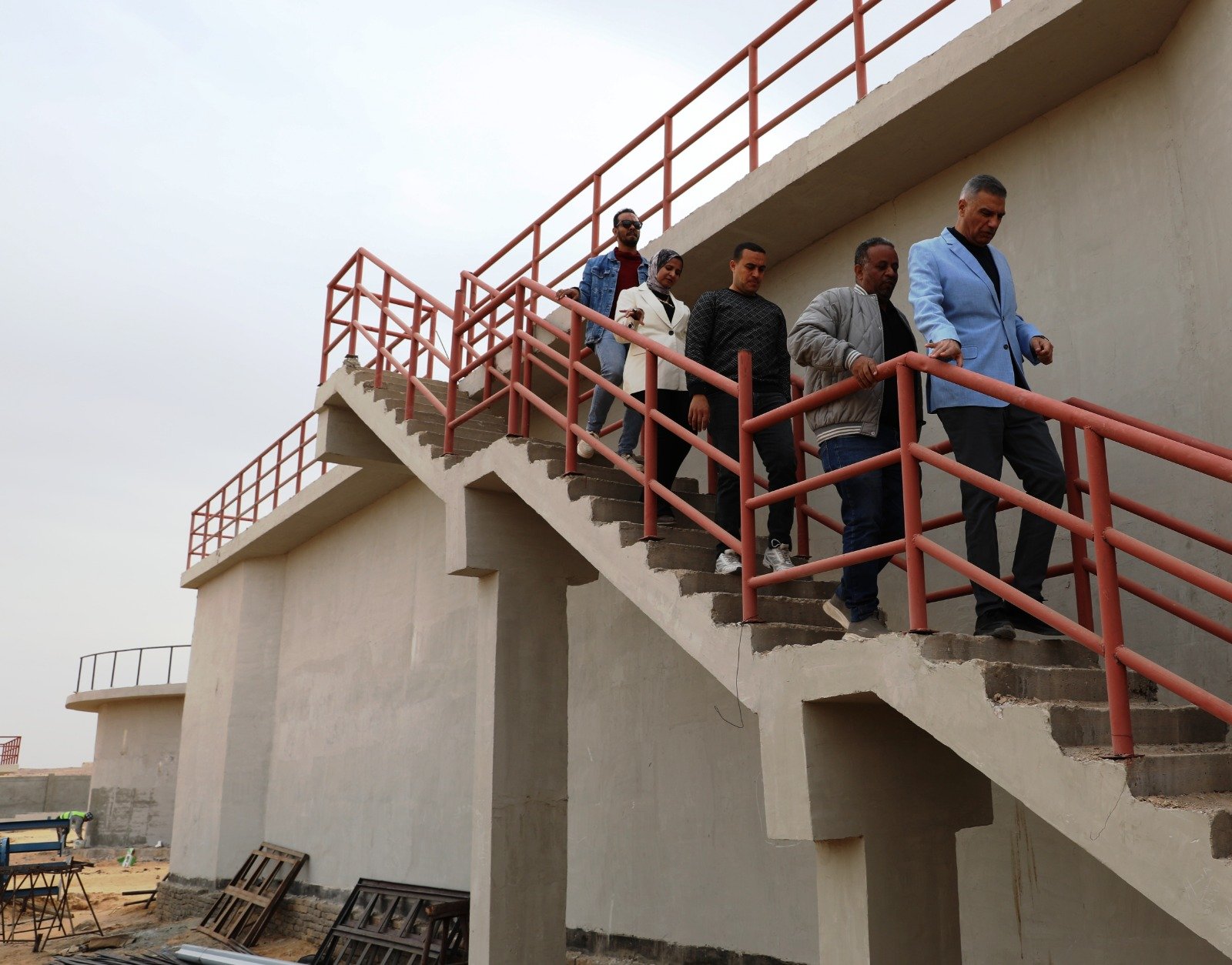 محافظ أسوان يتابع تنفيذ مشروعات حياة كريمة 