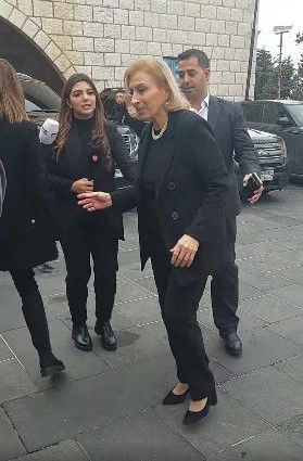 وصول زوجة رئيس الحكومة اللبنانية