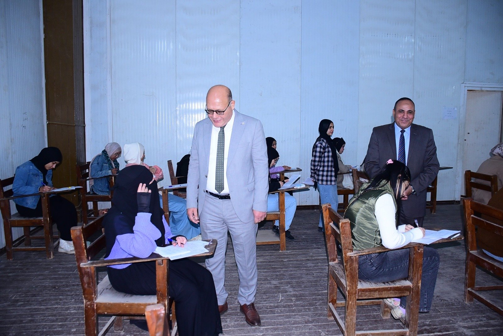 رئيس جامعة سوهاج يتفقد امتحانات التربية النوعية