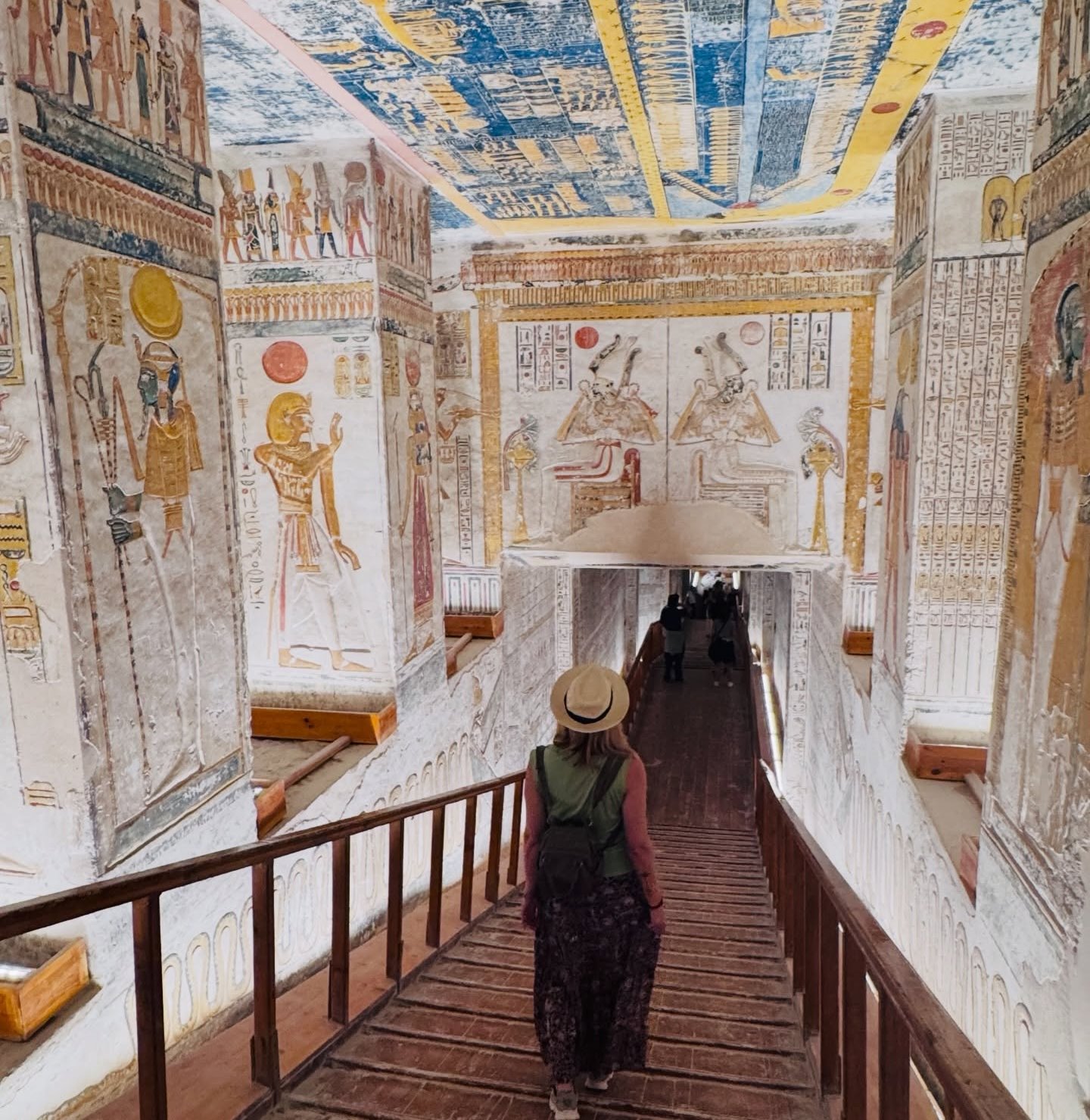 متعة الأجانب فى قلب مقابر الملوك والملكات متعة الأجانب فى قلب مقابر الملوك والملكات