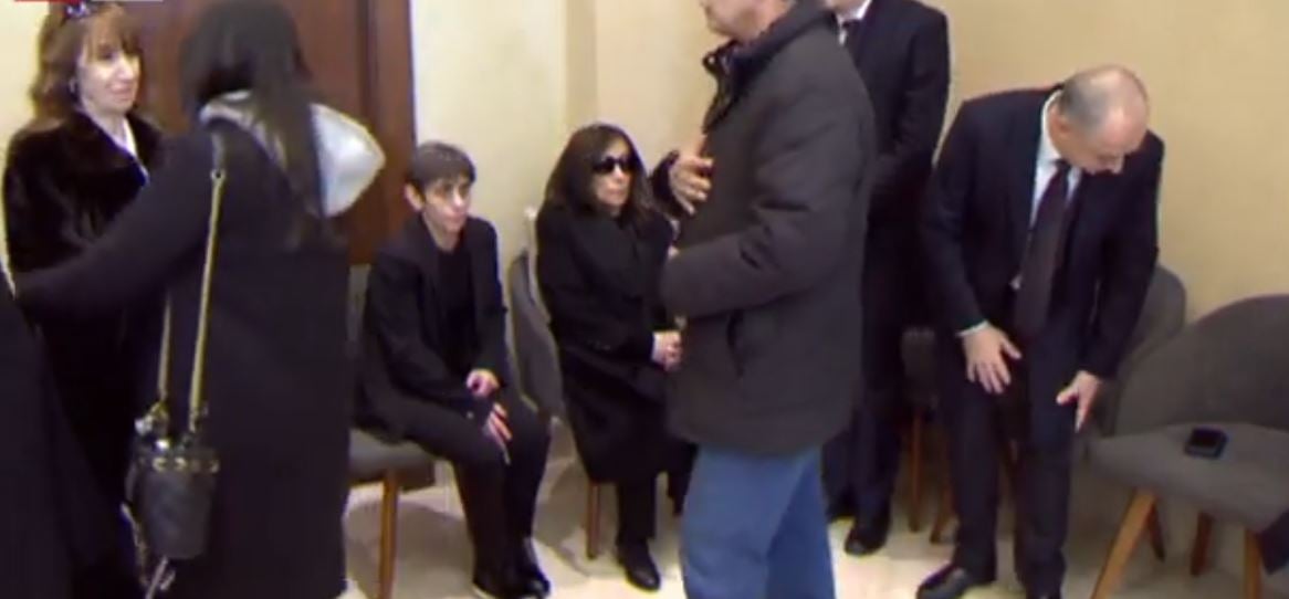 حزن فيروز في عزاء ابنها