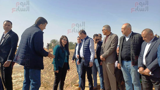 وزيرا-التخطيط-والزراعة-ومحافظ-أسوان-يتفقدان-مصرف-وادى-الصعايدة-(10)