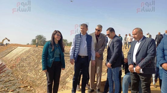 وزيرا-التخطيط-والزراعة-ومحافظ-أسوان-يتفقدان-مصرف-وادى-الصعايدة-(5)