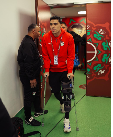 محمد حمدى بالعكاز