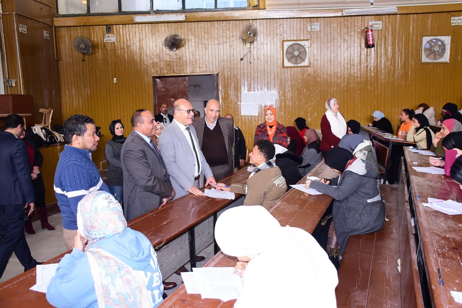 رئيس جامعة سوهاج يتفقد امتحانات التربية النوعية