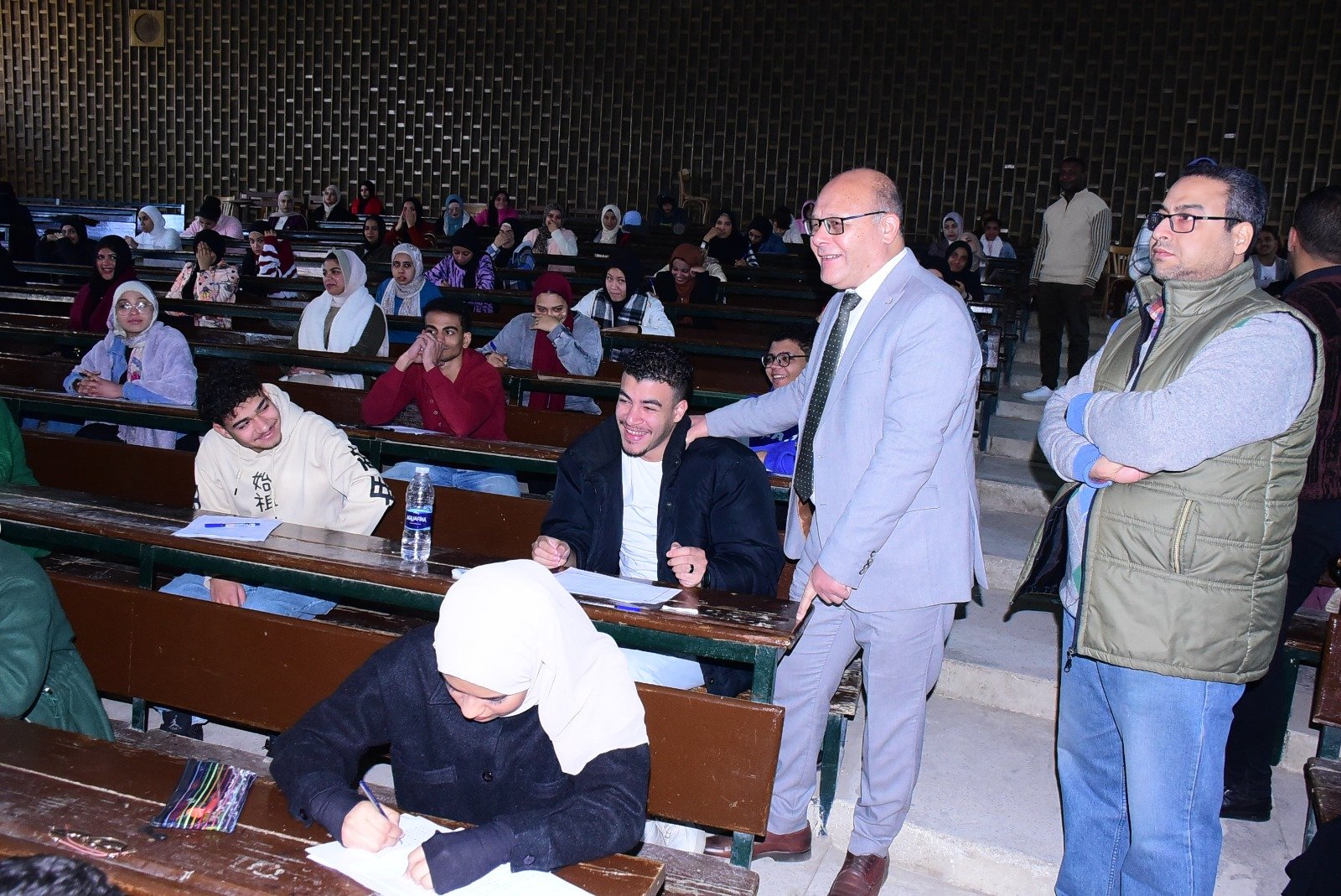 رئيس جامعة سوهاج يتفقد امتحانات التربية النوعية