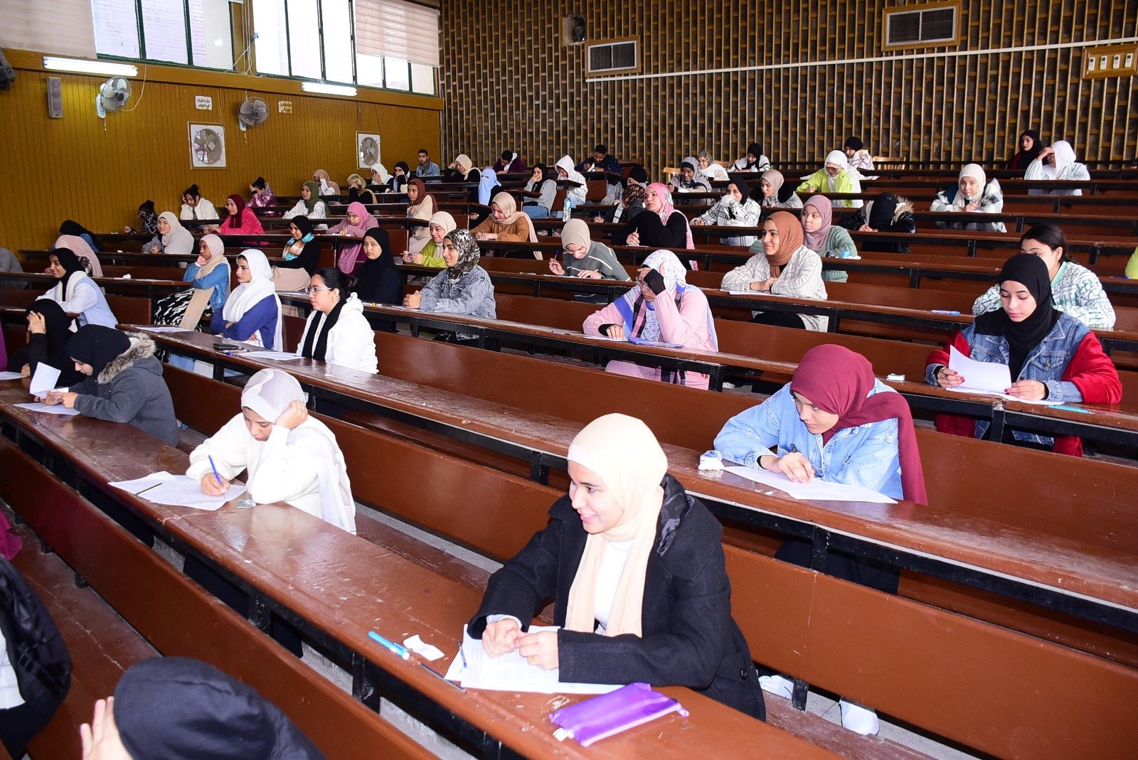 رئيس جامعة سوهاج يتفقد امتحانات التربية النوعية