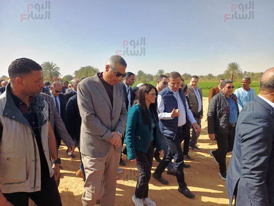 وزيرا-التخطيط-والزراعة-ومحافظ-أسوان-يتفقدان-مصرف-وادى-الصعايدة-(1)