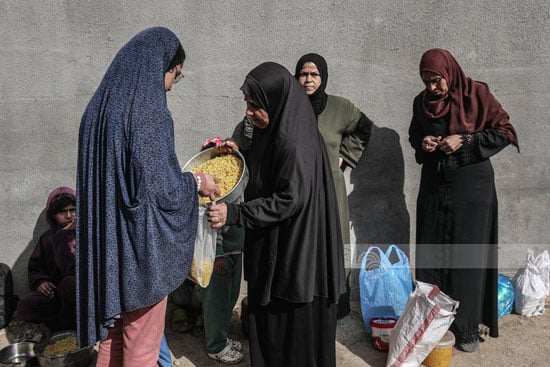 نساء فى انتظار الحصول على الطعام