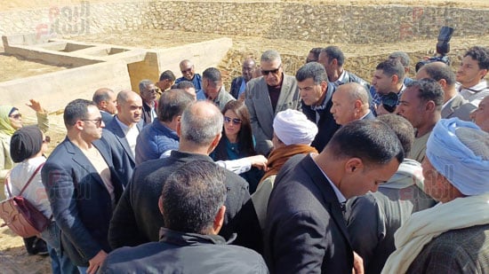 وزيرا-التخطيط-والزراعة-ومحافظ-أسوان-يتفقدان-مصرف-وادى-الصعايدة-(7)