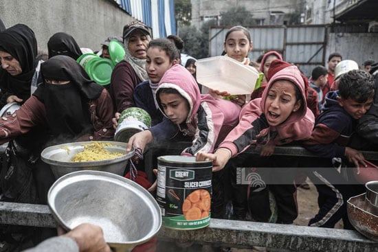 معاناة الأطفال للحصول على الطعام