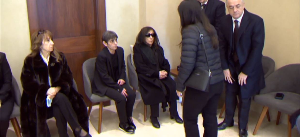 علامات الحزن على وجه الفنانة فيروز