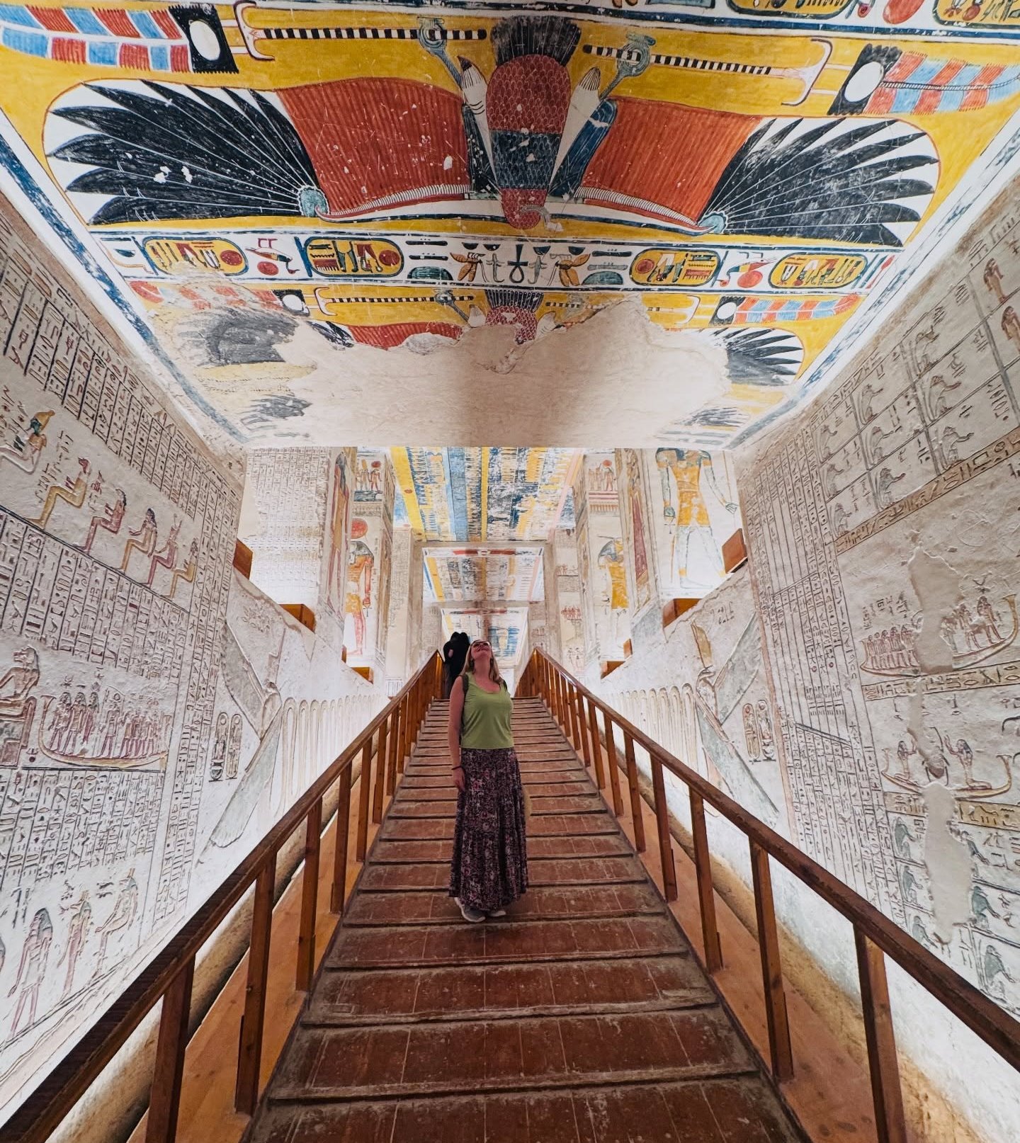 استمتاع اجنبية فى قلب مقابر ملوك وملكات الأقصر استمتاع اجنبية فى قلب مقابر ملوك وملكات الأقصر