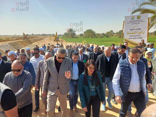 وزيرا-التخطيط-والزراعة-ومحافظ-أسوان-يتفقدان-مصرف-وادى-الصعايدة-(3)