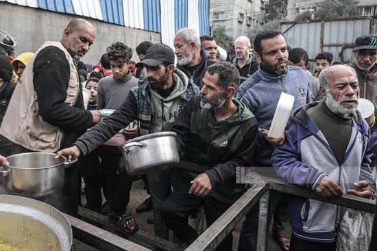 تكية توزيع الطعام فى مخيم النصيرات