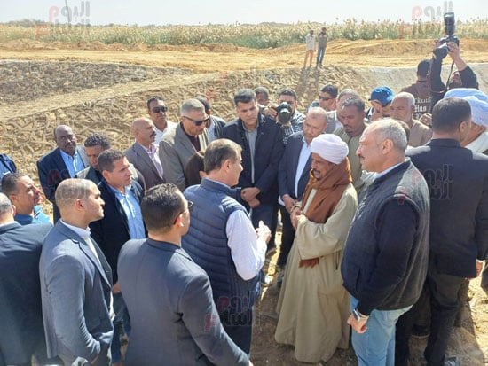 وزيرا-التخطيط-والزراعة-ومحافظ-أسوان-يتفقدان-مصرف-وادى-الصعايدة-(2)
