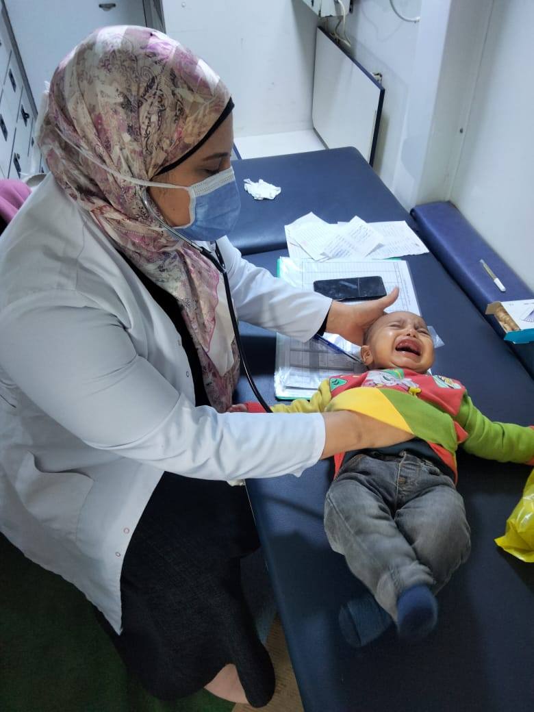 اجراء الكشف الطبي على طفل