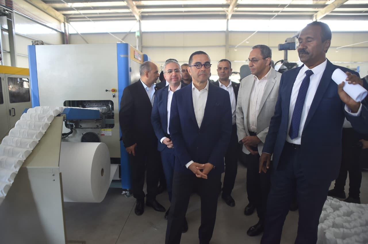 وزير الاستثمار والتجارة الخارجية ومحافظ قنا يتفقدان سير العمل بالمنطقة الحرة (6)