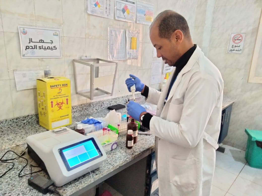 اجراء التحاليل بالقافلة الطبية