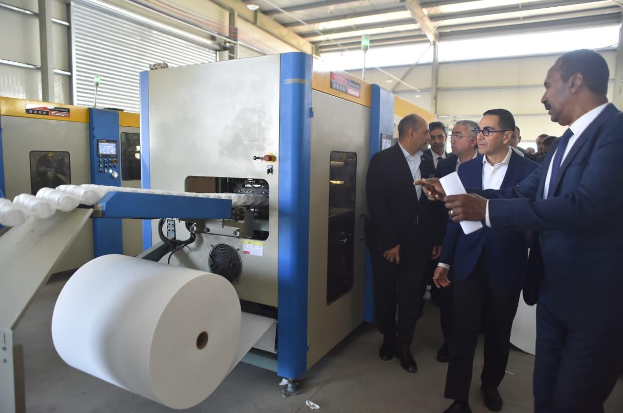 وزير الاستثمار والتجارة الخارجية ومحافظ قنا يتفقدان سير العمل بالمنطقة الحرة (4)