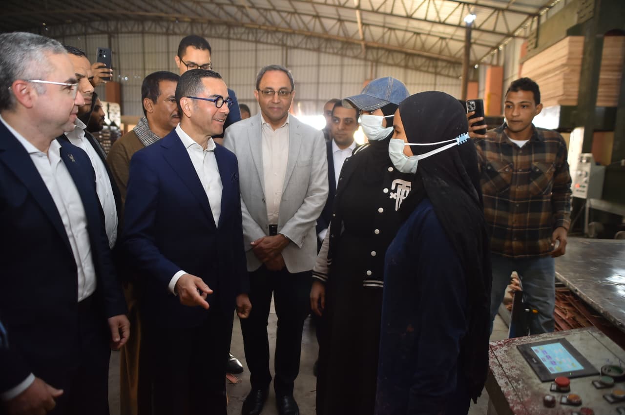 وزير الاستثمار والتجارة الخارجية ومحافظ قنا يتفقدان سير العمل بالمنطقة الحرة (2)