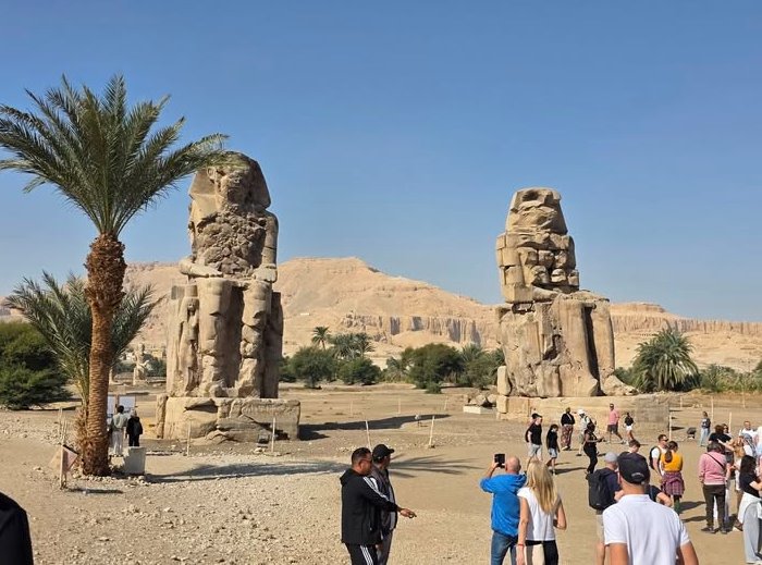 زيارات السائحين فى منطقة تمثالى ممنون زيارات السائحين فى منطقة تمثالى ممنون