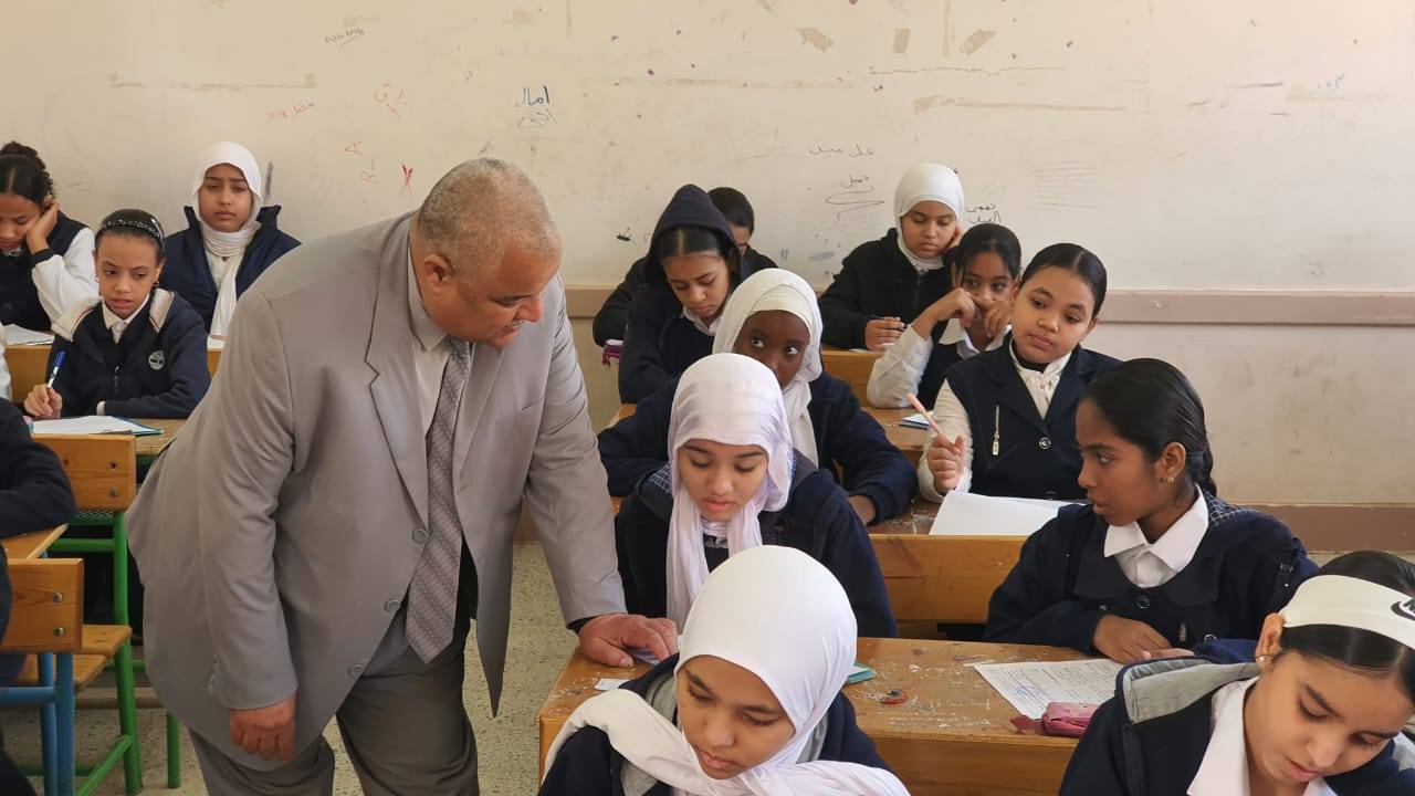 متابعة امتحانات الفصل الدراسي الأول فى الأقصر