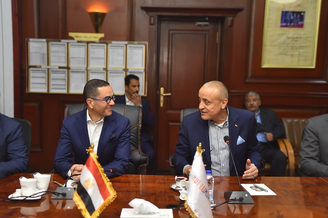 وزير الاستثمار والتجارة الخارجية يعقد لقاءً مع مستثمرى محافظة الأقصر  (4)