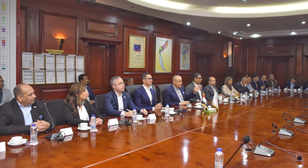 وزير الاستثمار والتجارة الخارجية يعقد لقاءً مع مستثمرى محافظة الأقصر  (1)