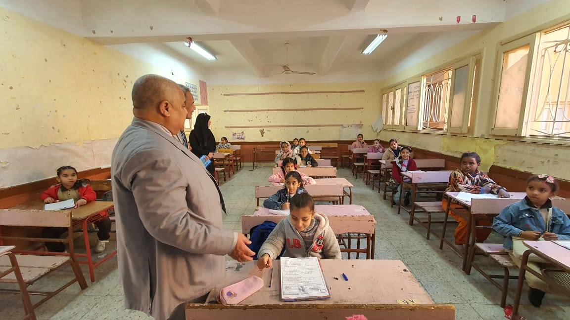 وكيل تعليم الأقصر يتفقد لجان إمتحانات الفصل الدراسى الأول