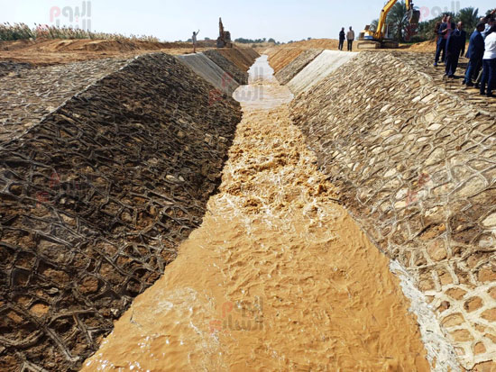 وزيرا-التخطيط-والزراعة-ومحافظ-أسوان-يتفقدان-مصرف-وادى-الصعايدة-(9)