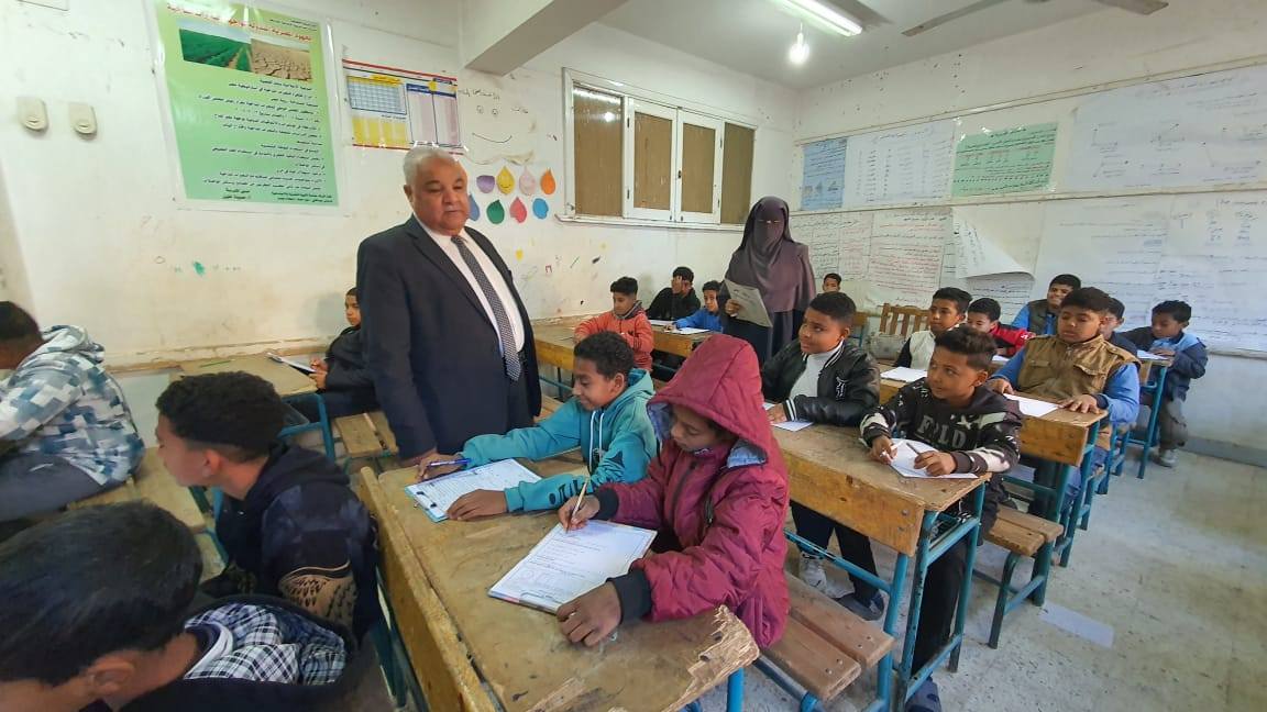 وكيل تعليم الأقصر يتابع إمتحانات نصف العام في مدارس إدارة الزينية