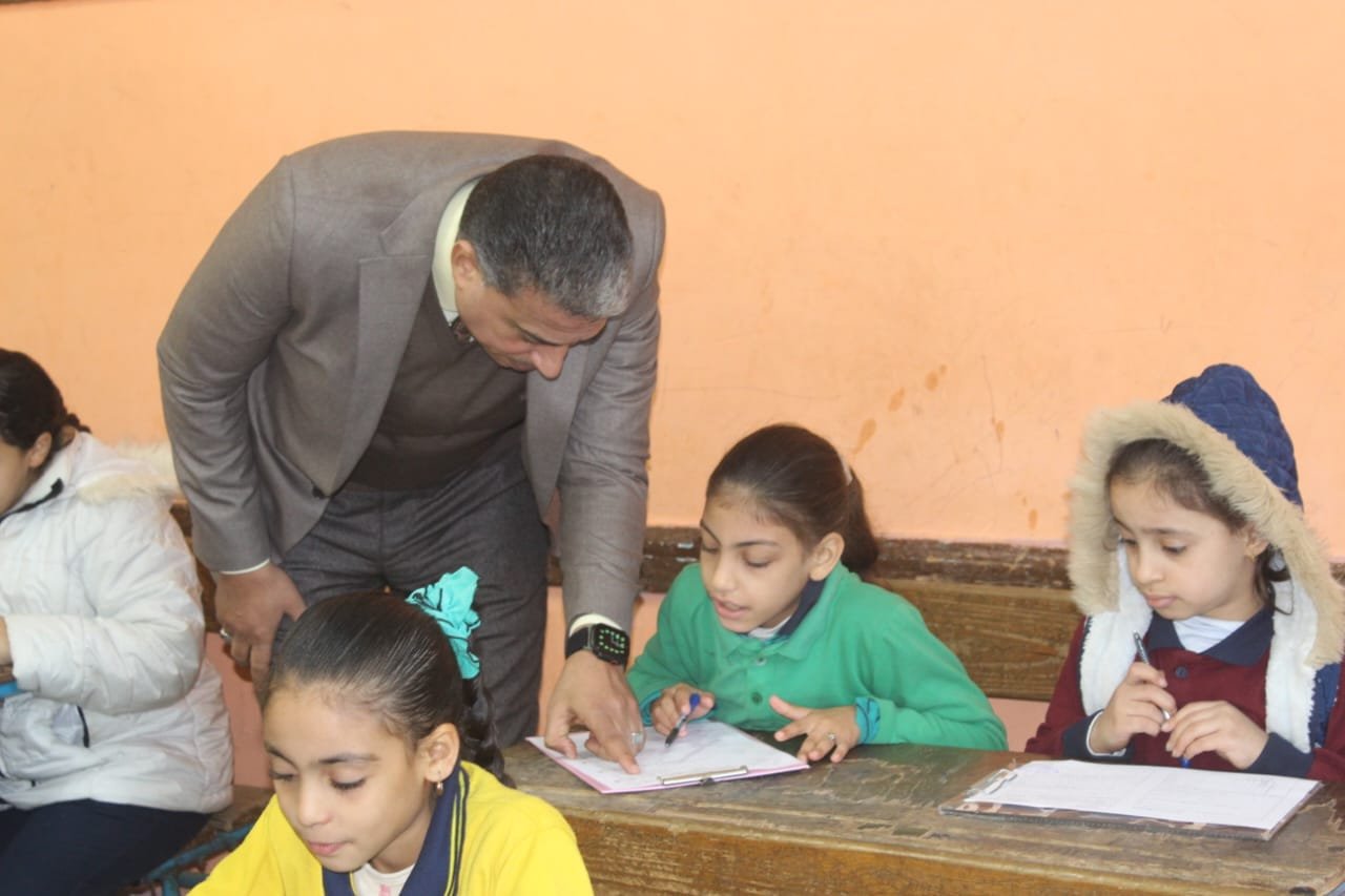 مدير تعليم الجيزة يتابع سير الامتحانات