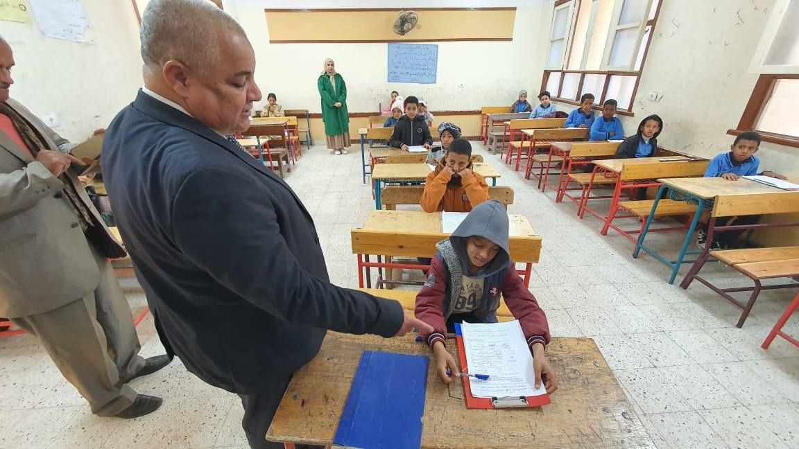 جولة وكيل تعليم الأقصر لمتابعة إمتحانات نصف العام بالمدارس