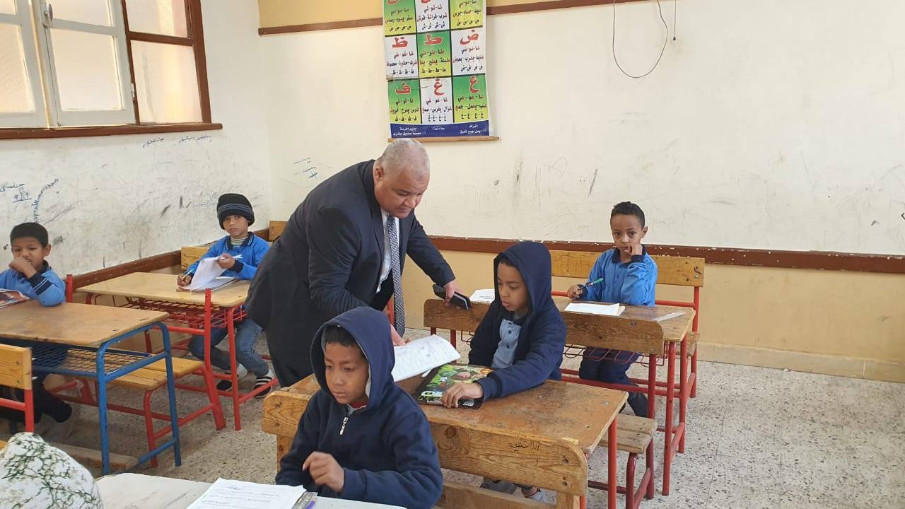 وكيل تعليم الأقصر يتابع إمتحانات نصف العام بالمدارس