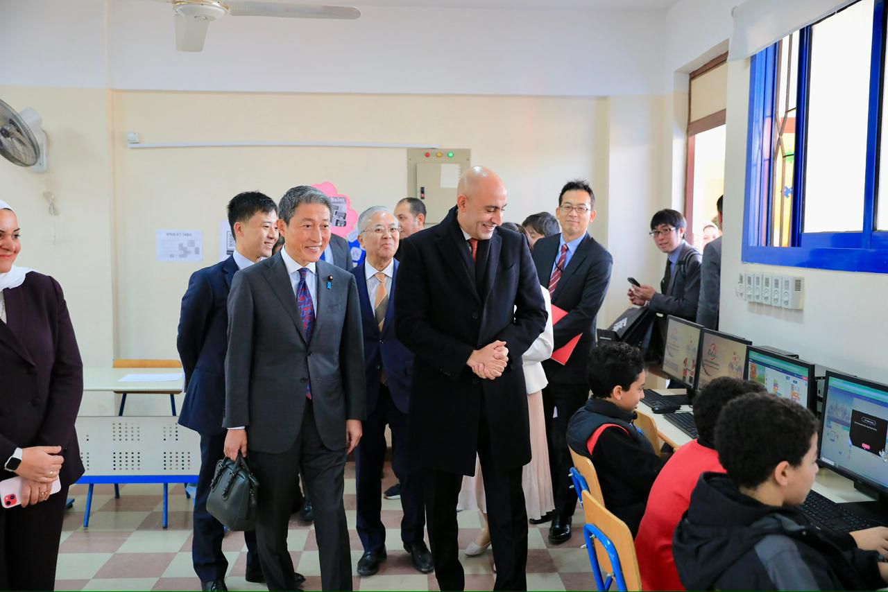 وزير التربية والتعليم يصطحب وفدا من البرلمان الياباني لزيارة مدرسة العبور