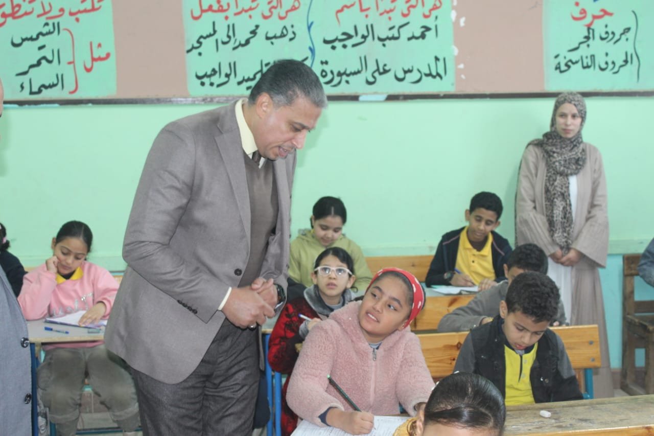 مدير تعليم الجيزة يتابع سير الامتحانات