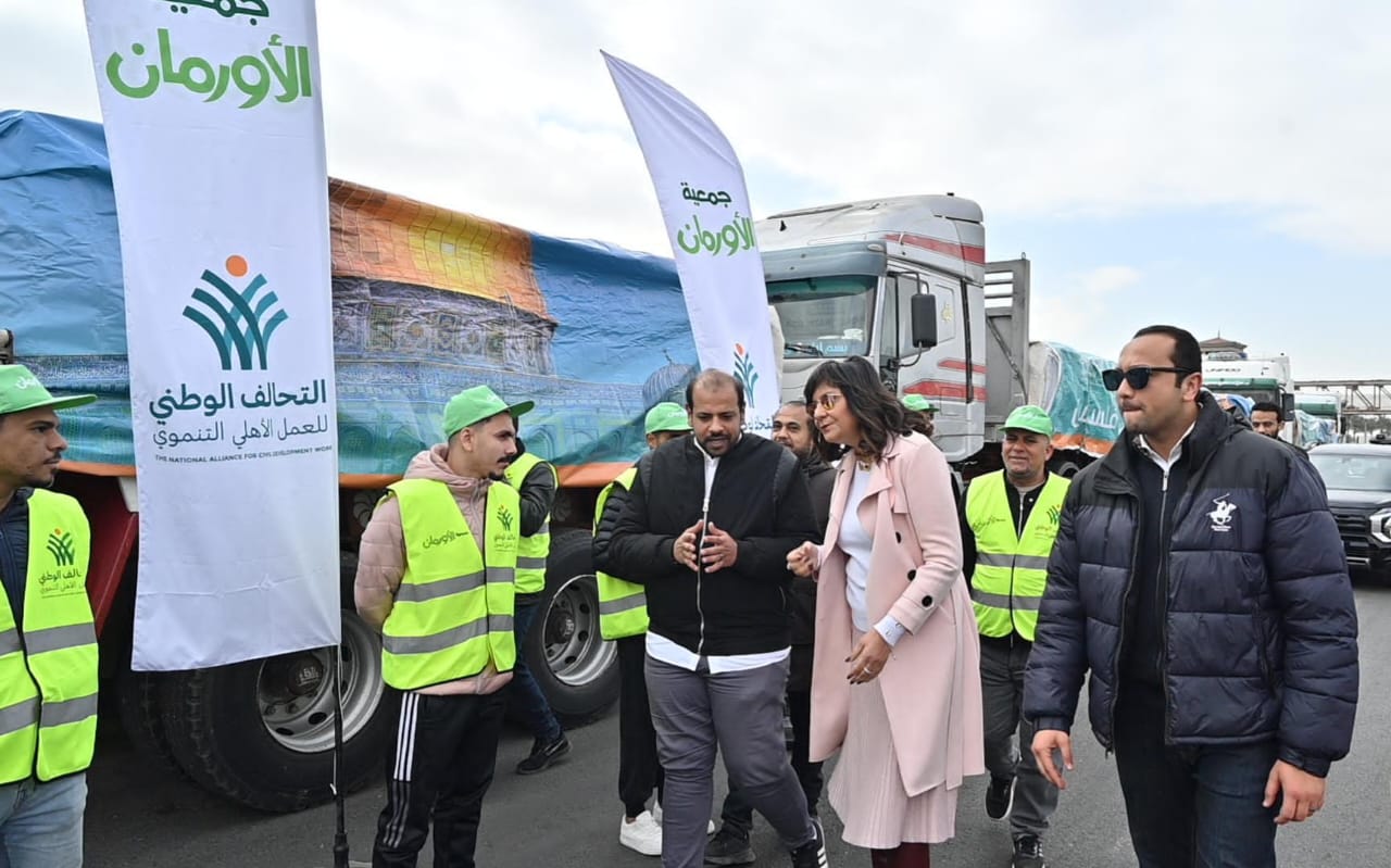 السفير نبيلة مكرم عبيد تتفقد الشاحنات