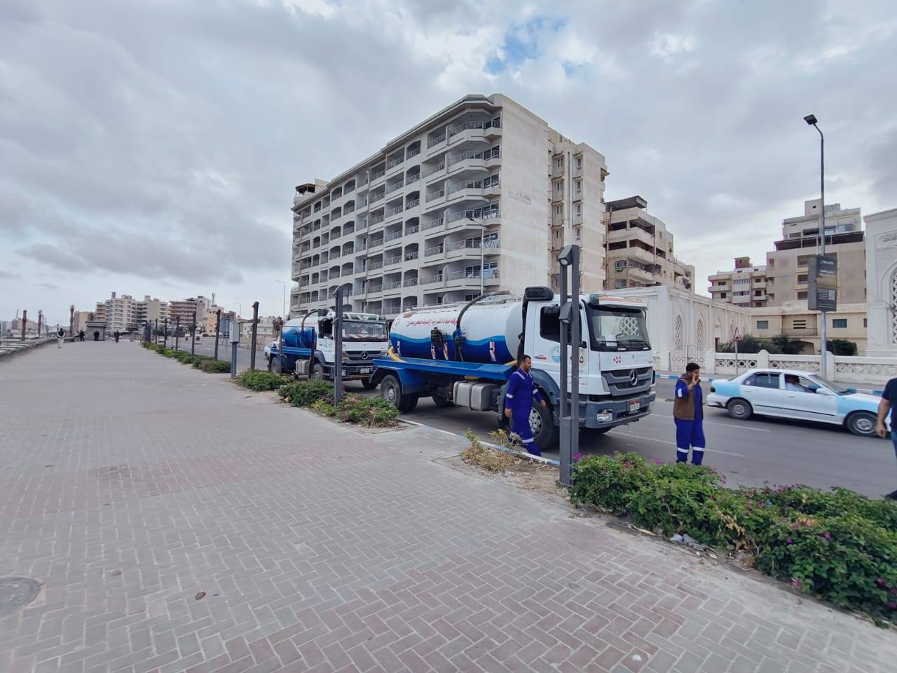 نشر سيارات ومعدات التعامل مع مياه الامطار بمطروح