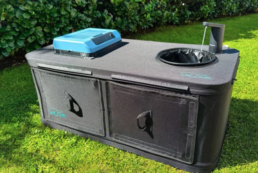 ثلاجة المطبخ والحوض