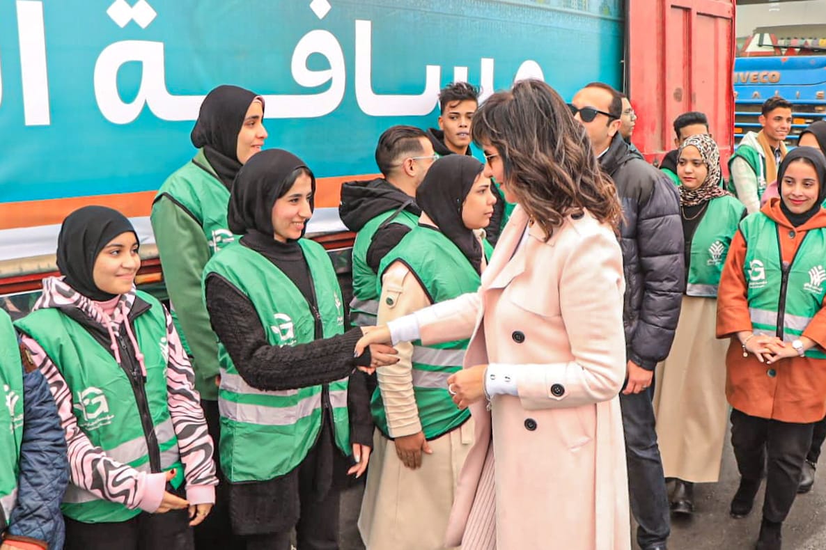 السفيرة نبيلة مكرم تتفقد القوافل