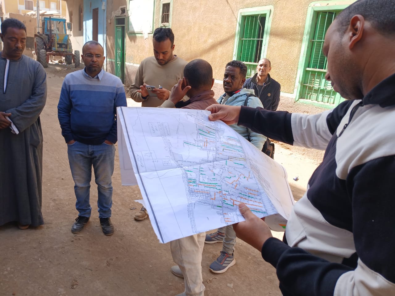 متابعة ميدانية لأعمال تنفيذ الوصلات المنزلية للصرف الصحي بقرية ترعة ناصر بإسنا