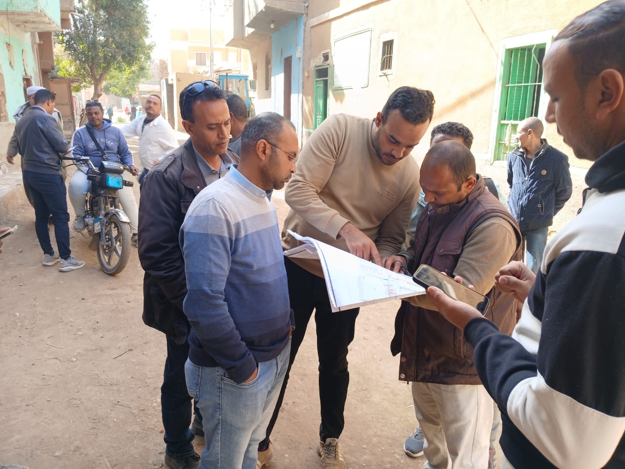 متابعة ميدانية لأعمال تنفيذ الوصلات المنزلية للصرف الصحي بقرية ترعة ناصر