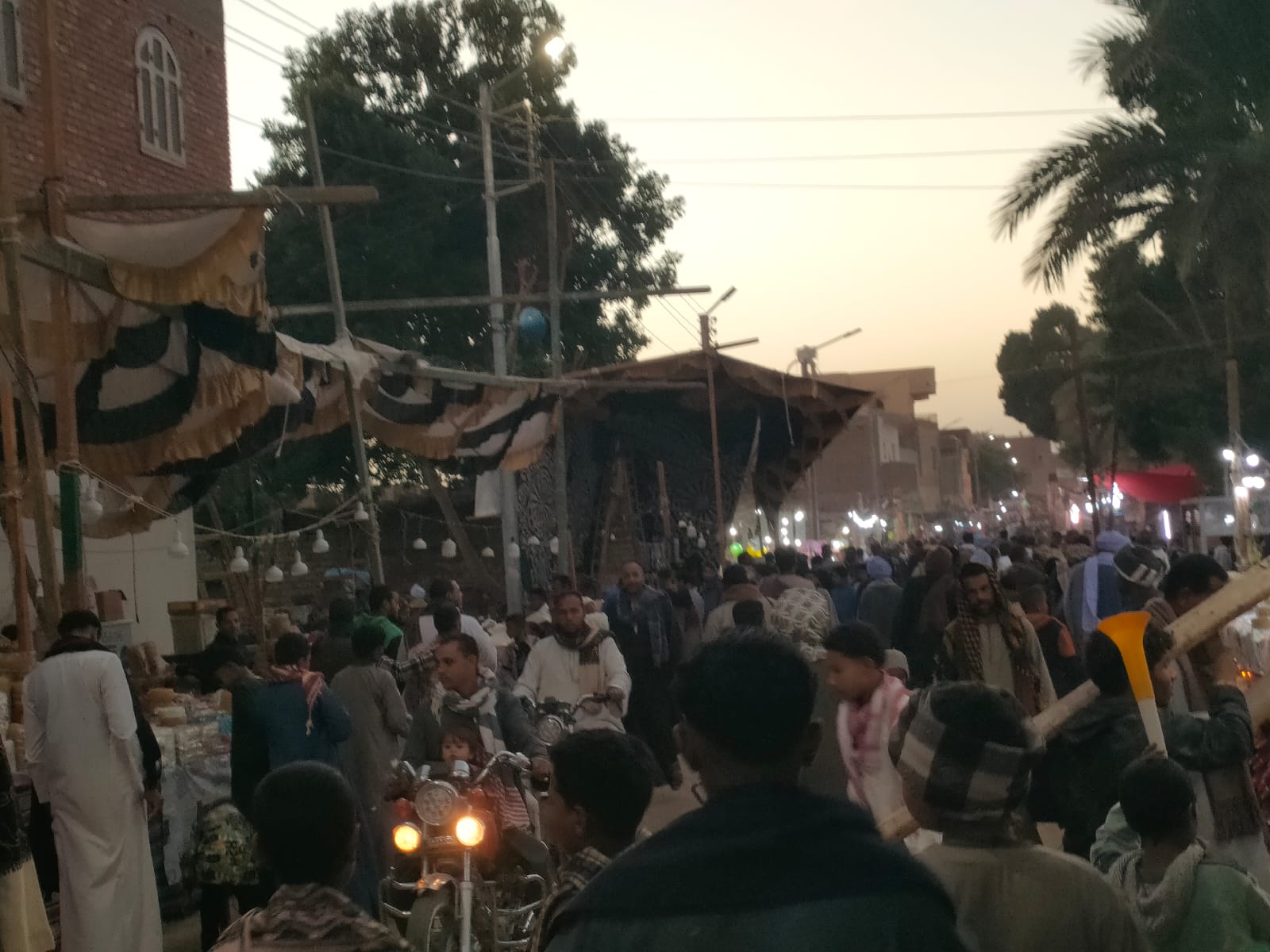 إقبال كبير من المواطنين للمشاركة في إحتفالات مولد سيدى أحمد إبن إدريس