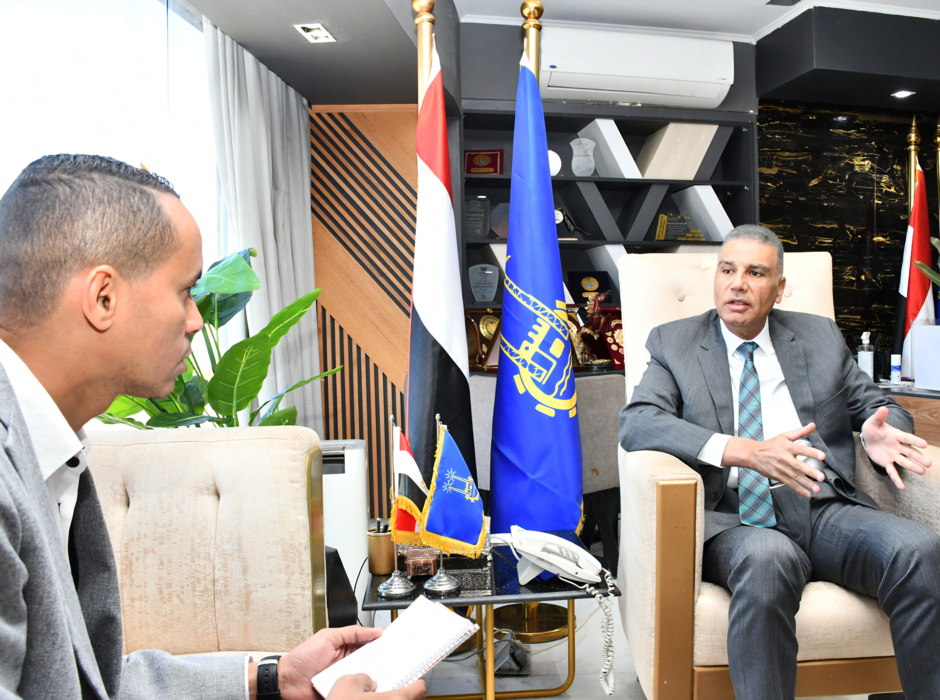 صحفي اليوم السابع خلال حواره مع محافظ أسوان (1)