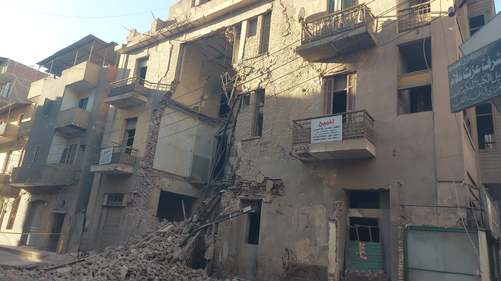 انهيار جزئي لعقار قديم ببنها