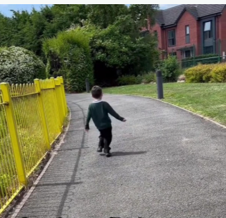 طريقة المشى الغريبة